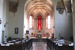 Wnętrze kościoła i krużganki